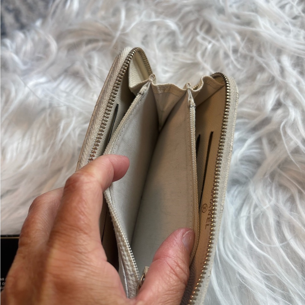 Chanel caviar quilted medium zip around wallet - Picture 7 of 8